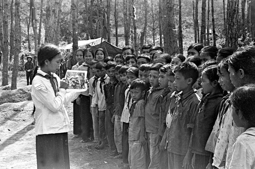 Нгуен Туи Лан, юная пионерка, рассказывает товарищам в летнем лагере «Донгтхапмуой» о героической борьбе освободительной армии (1968 г., угольный район Халам) (Фото: ВИА)