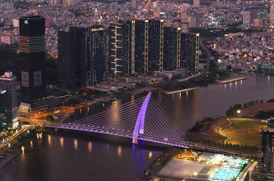 Художественная система освещения улучшает ночной городской пейзаж, продвигает архитектурный облик мегаполиса и привлекает туристов в ночной Хошимин (Фото: ВИА)