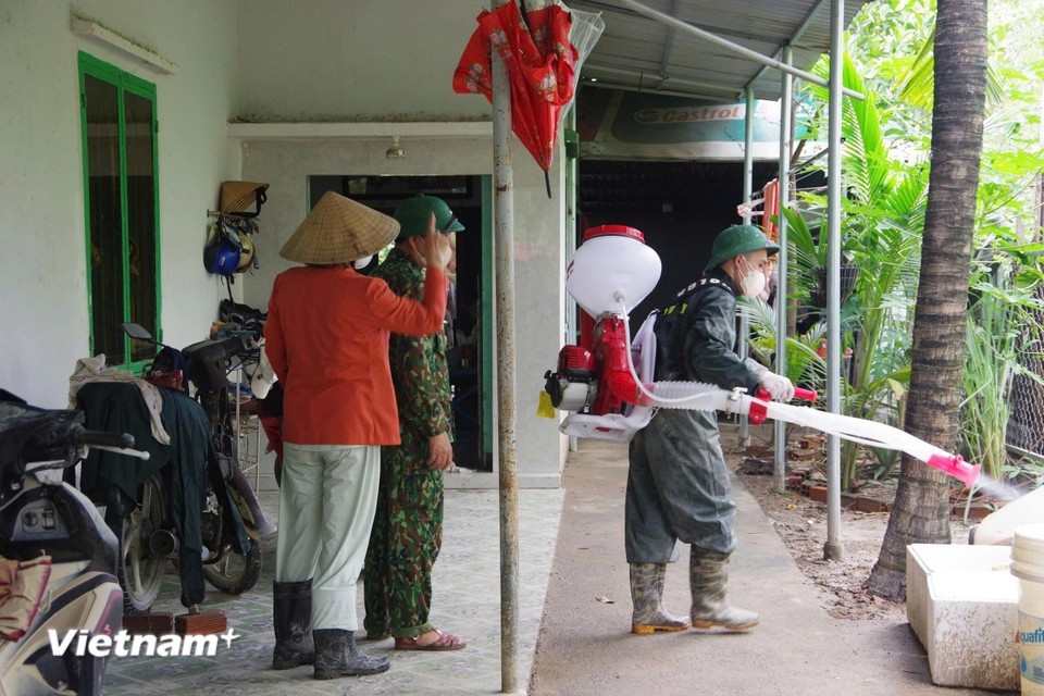 Мероприятия по санитарной очистке проводятся оперативно: производится дезинфекция всей территории для обеспечения санитарной безопасности, снижения риска возникновения заболеваний и создания условий для как можно более быстрого возвращения жителей к нормальной жизни. (Фото: Ван Тан)