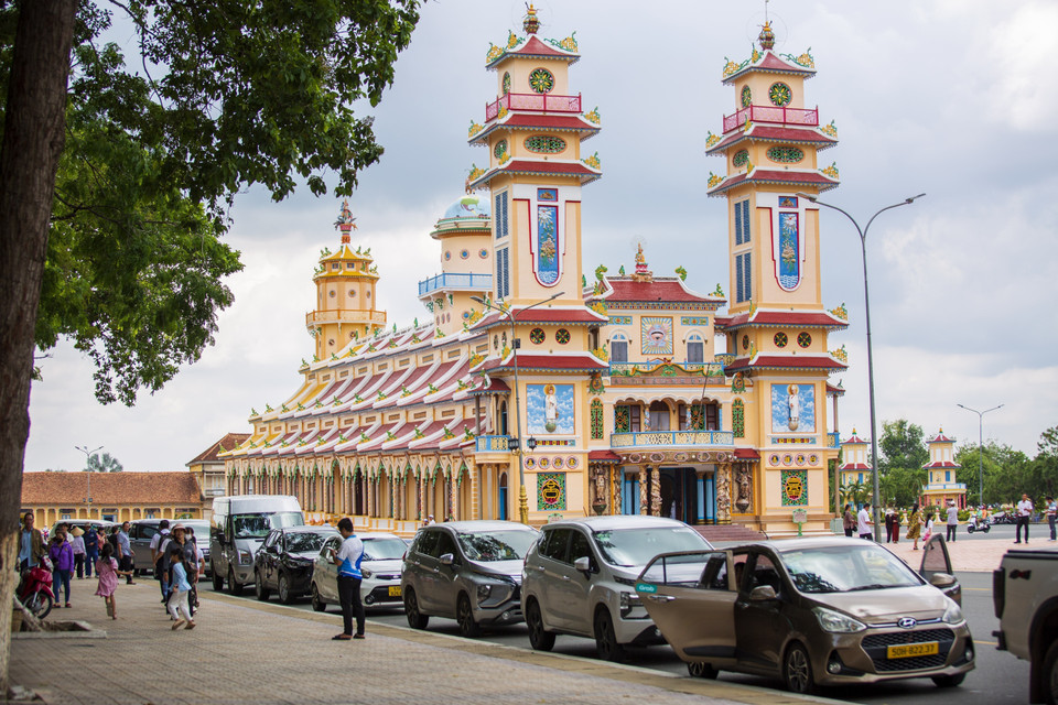 Толпы туристов посещают святой храм Каодай в Тэйнине в летний период (Фото: ВИА)