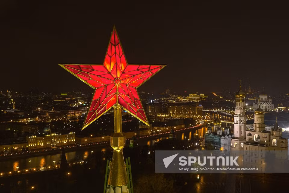 Звезда на Спасской башне Московского Кремля. На заднем плане справа — колокольня Успенского собора с колокольней Ивана Великого (Фото: Спутник)