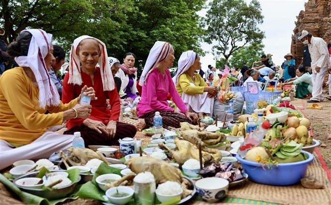 Представители народа Чам несут дары, чтобы воздать почести богам и предкам, молясь о дожде, урожае и семейном благополучии (Фото: ВИА)