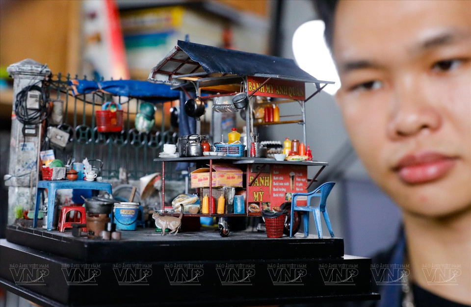 Благодаря терпению и страсти молодой мастер превращает простые вещи повседневной жизни в произведения, наполненные душой, доказывая, что искусство не всегда нужно искать в чём-то великом — оно присутствует прямо в знакомых уголках родного города (Фото: Журнал „Иллюстрированный Вьетнам“)