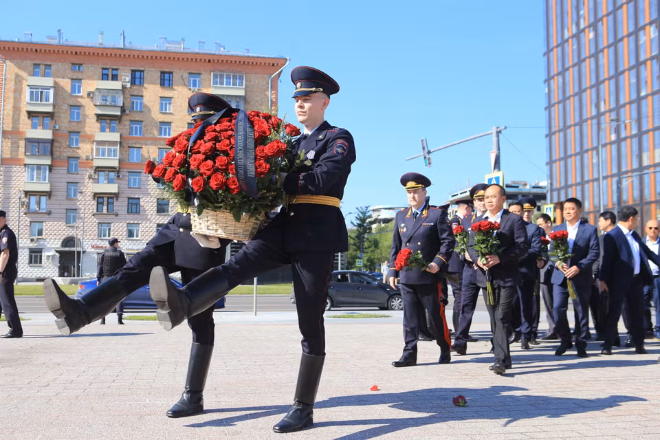 Делегация руководства полиции города Ханоя и Главного управления МВД России по городу Москве возлагает цветы в память о Президенте Хо Ши Мине (Фото: ВИА)
