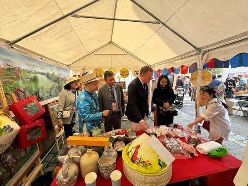 Председатель Городского совета Стокгольма Олле Бурелль посетил вьетнамский павильон на Ярмарке торговли и гастрономии стран АСЕАН 2024, проходившей в столице Швеции, городе Стокгольм (15 июня 2024 года)