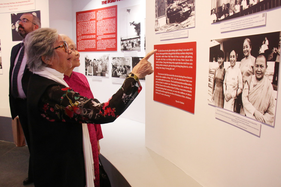 Делегаты осматривают тематическую выставку (Фото: ВИА)