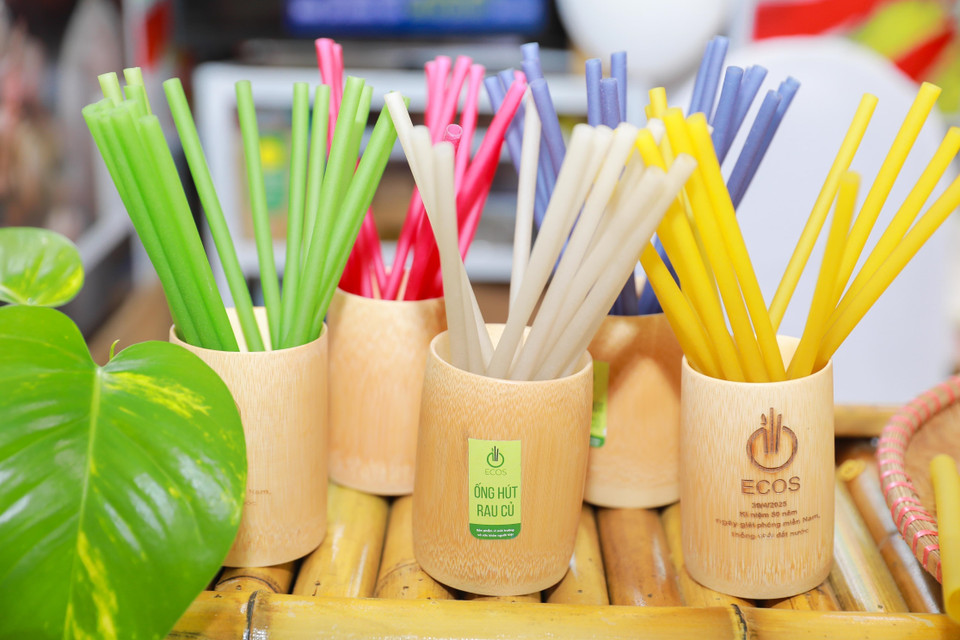 Экологичные продукты, такие как овощные трубочки Ecos сельскохозяйственного кооператива «Красная река» (Ханой), были представлены на Осенней ярмарке (Фото: ВИА)