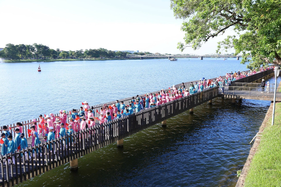 Пешеходная набережная реки Хыонг — место, где регулярно проводятся культурные и туристические мероприятия в Хюэ (Фото: ВИА)