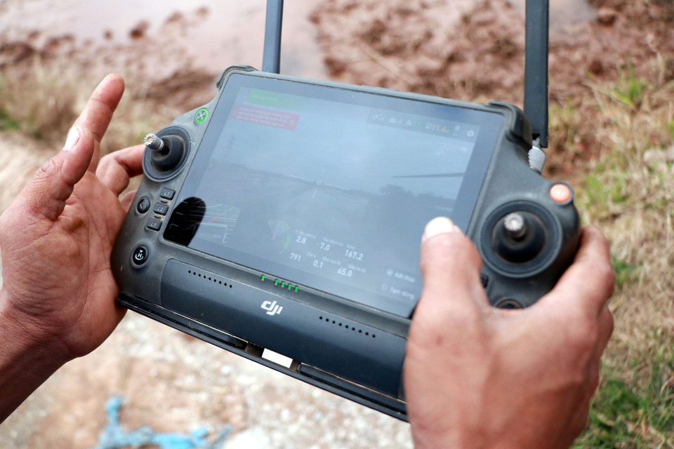 Член Молодёжного кооператива «Нам Дайзыонг» (община Нгиахынг, провинция Ниньбинь) управляет БПЛА для посева риса (Фото: ВИА)