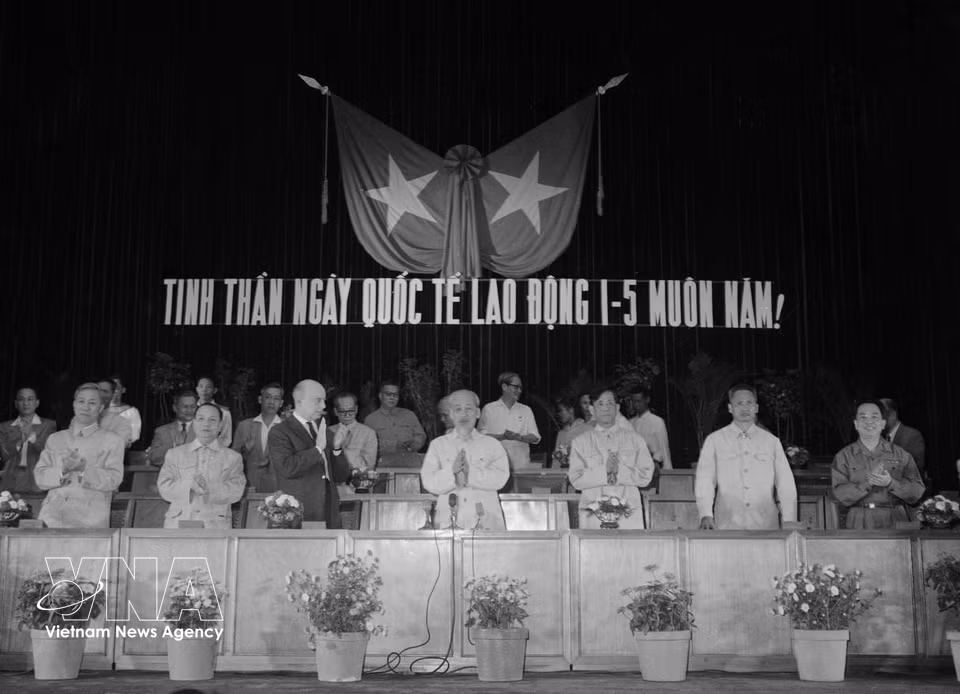 18 февраля 1946 года Президент Хо Ши Мин подписал указ, устанавливающий 1 мая официальным праздничным днём. На фото: Президент Хо Ши Мин на праздновании 1 мая 1955 года (Фото: ВИА)