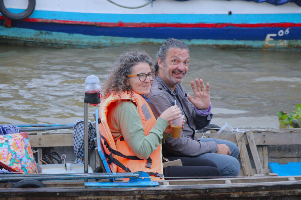 Иностранные туристы посещают плавучий рынок Кайранг (Фото: ВИА)