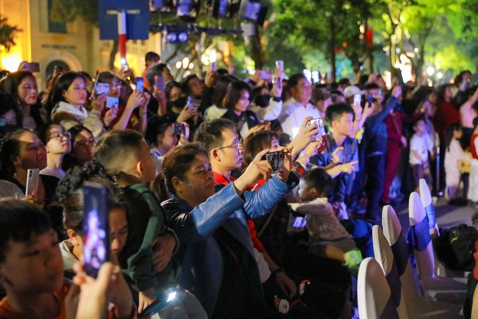 Художественное световое пространство «Озеро Хоанкьем — Черепашья башня» привлекает большое внимание жителей и туристов (Фото: ВИА)