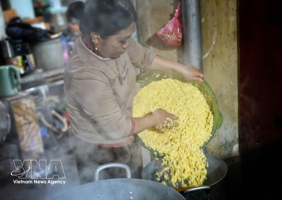 Оболочка пирога готовится из клейкого риса и получает естественный цвет благодаря плодам гардении (Фото: ВИА)