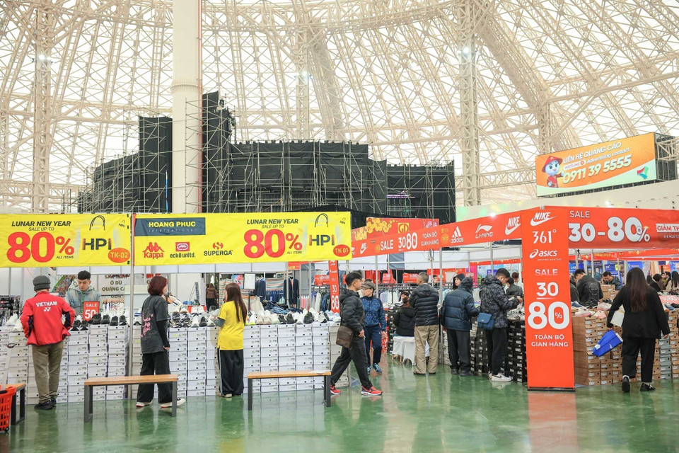 1-я Весенняя ярмарка 2026 года привлекла большое количество жителей, пришедших за покупками по случаю Тэта Бинь Нго (Фото: ВИА)