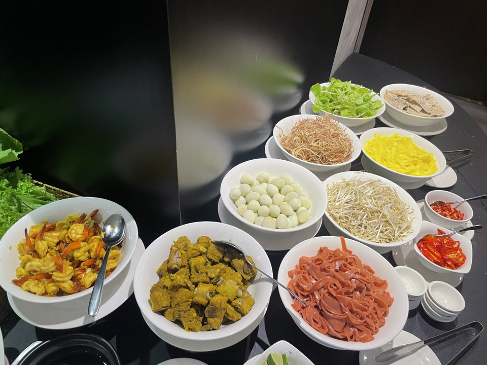 Ми куанг с различными топпингами – креветками, мясом, перепелиными яйцами – в ресторане Chic пользуется большой популярностью у гостей (Фото: ВИА)