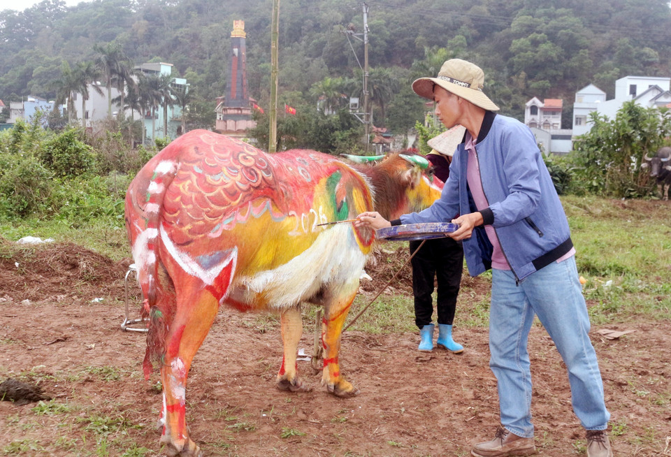 Благодаря яркой цветовой палитре и чётким композиционным формам каждый художник создал произведение с собственной уникальной стилистикой (Фото: ВИА)
