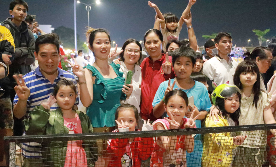 С раннего вечера тысячи жителей Донгная собрались, чтобы дождаться события — многоуровневого светового шоу Flyboard на реке Донгнай (Фото: ВИА)