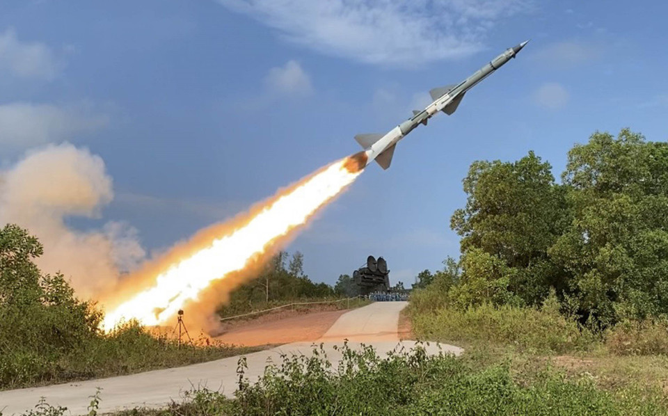 Ракета комплекса С-75М3 покидает пусковую установку и поражает цель во время учений с боевой стрельбой в 2022 году, организованных Командованием войск ПВО — ВВС (17 ноября 2022 года) (Фото: ВИА)