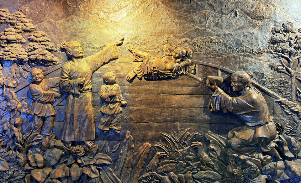 Внутри статуи Будды Майтрейи представлены живые скульптурные композиции, отражающие духовную жизнь жителей района Байнуй (семь гор) провинции Анзянг (Фото: ВИА)