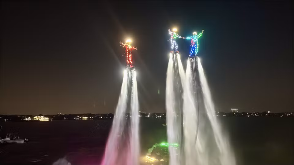 Спортсмены Flyboard выступают на водах реки Донгнай (Фото: ВИА)