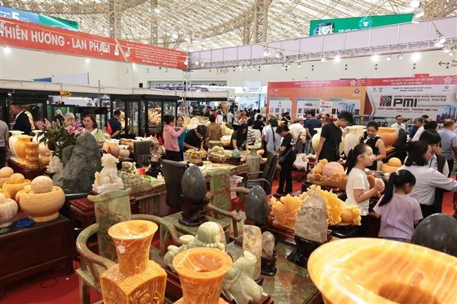 Посетители осматривают экспозицию изделий из драгоценных камней на ярмарке ((Фото: ВИА)