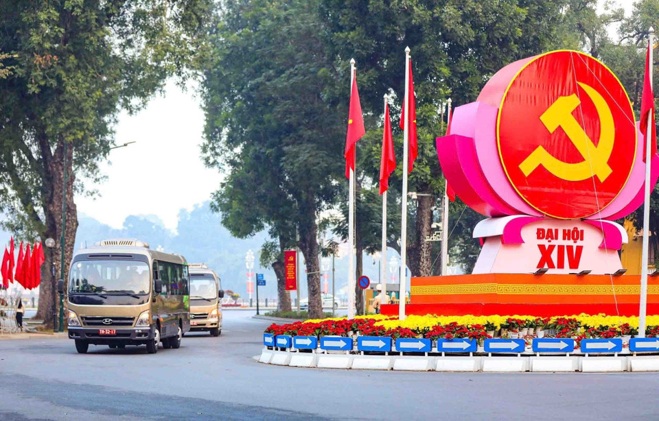 Управление автомобильной и транспортной техники (Минобороны) во взаимодействии с профильными ведомствами задействовало 286 военнослужащих и водителей, а также 121 транспортное средство со всего Вооружённого сил Вьетнама для выполнения поставленных задач (Фото: ВИА)