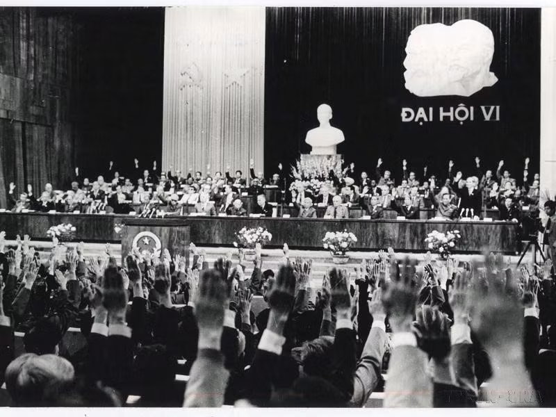 VI съезд КПВ (декабрь 1986 года) определил курс на обновление и положил начало процессу руководства Партией делом обновления во Вьетнаме — важнейший поворотный момент в деле строительства социализма, пробудивший и мобилизовавший силы и потенциал для продвижения страны вперёд (Фото: ВИА)