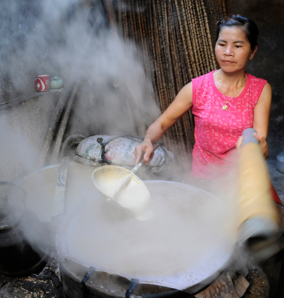 Этап выпекания (пропаривания) рисовой бумаги Тхоха (Фото: ВИА)