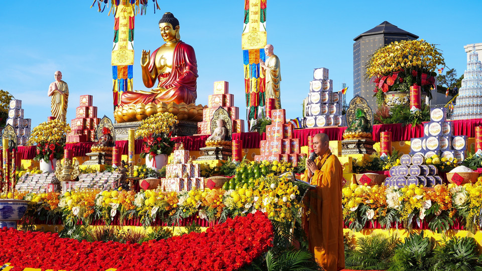 Торжественное и благоговейное пространство проведения обряда на вершине горы Баден (Фото: ВИА)