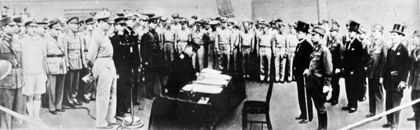2 сентября 1945 года на борту американского линкора «Миссури» министр иностранных дел Японии Мамору Сигэмицу подписал акт о безоговорочной капитуляции перед Советским Союзом и союзниками, что официально завершило Вторую мировую войну. (Фото: Международный архив)