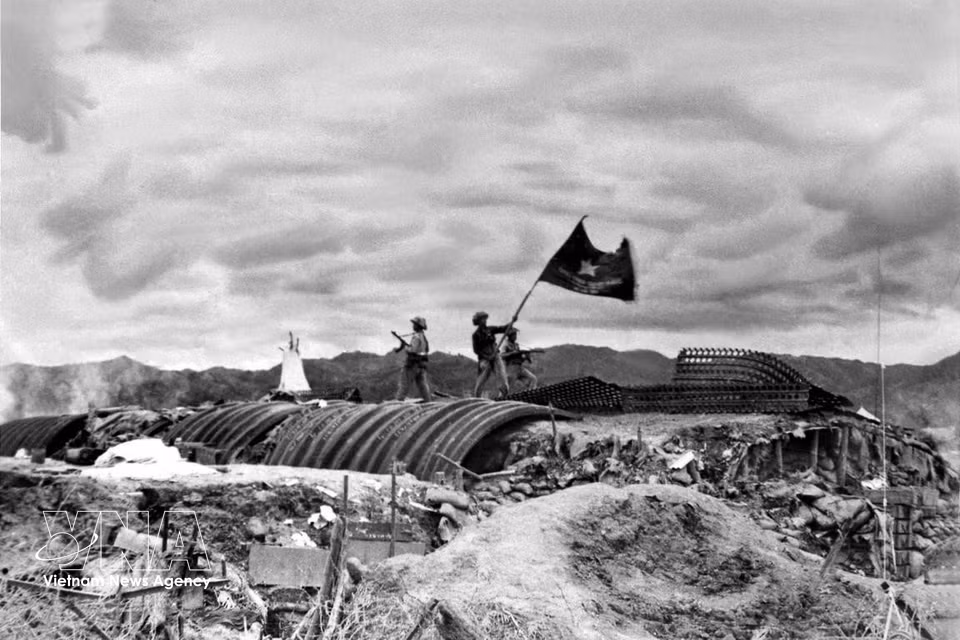 Во второй половине дня 7 мая 1954 года историческая Дьенбьенфуская операция завершилась победой: вся укреплённая группировка французских войск в Дьенбьенфу была полностью разгромлена вьетнамской армией (Фото: Архив ВИА)