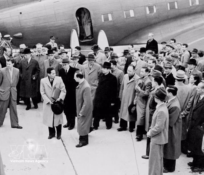 4 мая 1954 года дипломатическая делегация Демократической Республики Вьетнам во главе с заместителем премьер-министра Фам Ван Донгом прибыла в Женеву (Швейцария) для участия в Женевской конференции по Индокитаю после успешного развития событий в ходе Дьенбьенфуской операции (Фото: Архив ВИА)
