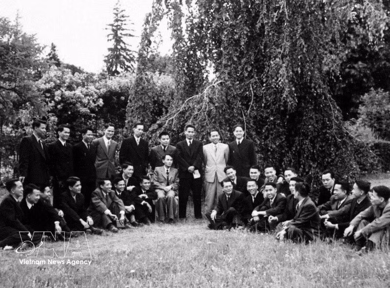 Заместитель премьер-министра Фам Ван Донг и правительственная делегация Демократической Республики Вьетнам на Женевской конференции 1954 года (Фото: ВИА)