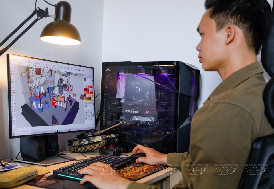 Однажды вечером, гуляя по старым улочкам Ханоя, он остановился у уличного чайного ларька — с облупившимися стенами, старой лампочкой и привычным глиняным чайным набором. Кыонг неожиданно понял, что это не просто бездушные предметы, а целая история о времени и людях. Из нескольких быстро снятых фотографий он создал миниатюру «Тротуар Ханоя». По словам Кыонга больше всего времени заняло создание идей для модели (Фото: Журнал „Иллюстрированный Вьетнам“)