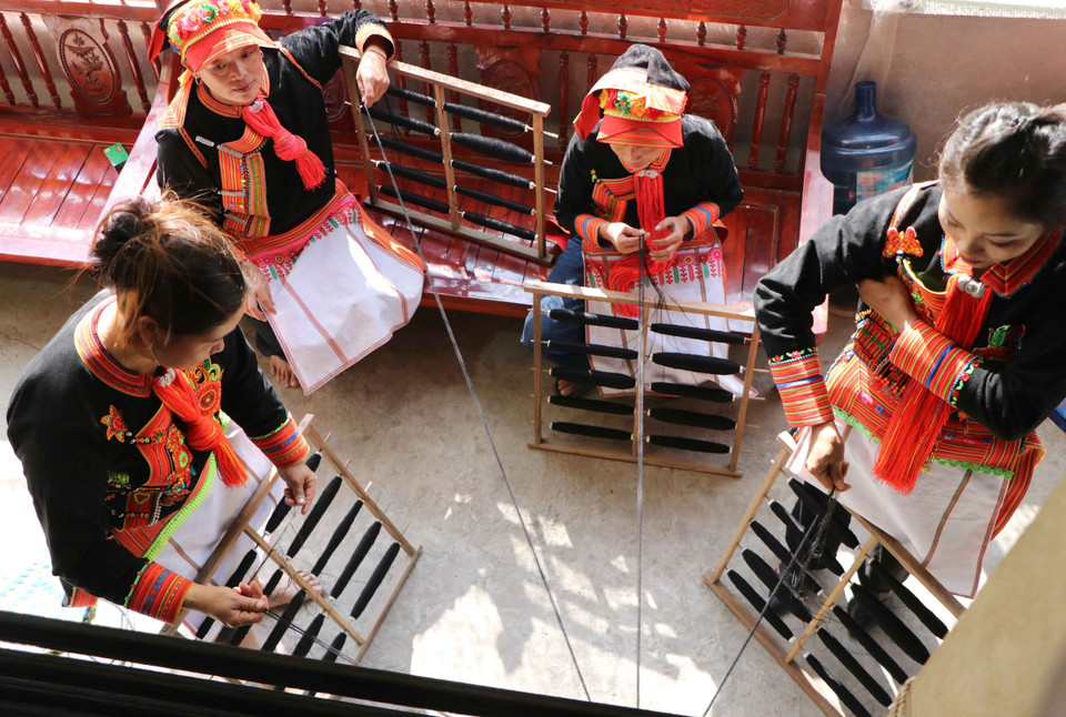 Процесс прядения ткани требует особой тщательности и большого мастерства для получения цельных длинных нитей (Фото: ВИА)