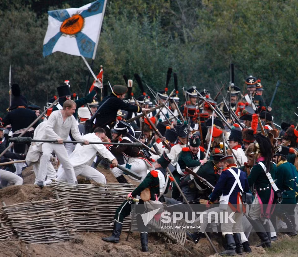 Военно-исторические клубы, реконструирующие Бородинское сражение (1812 год) у села Бородино, Московская область (Фото: Спутник)