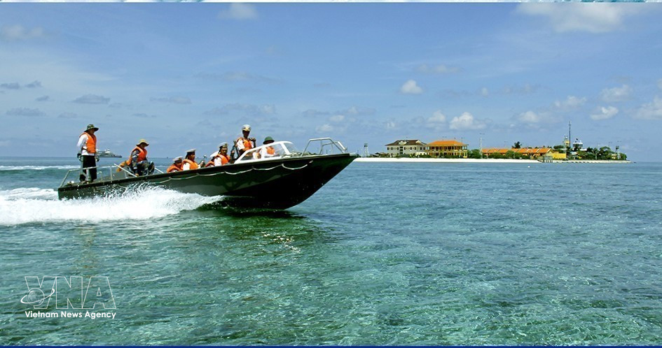 Военнослужащие патрулируют и защищают суверенитет морской зоны в районе острова Синьтон (Фото: ВИА)