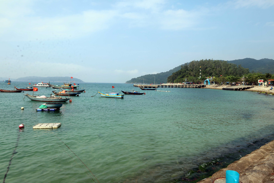 Рыбаки острова Чам используют небольшие лодки для добычи морепродуктов (Фото: ВИА)