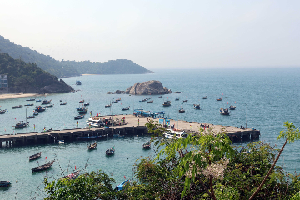 Рыбаки острова Чам используют небольшие лодки для добычи морепродуктов (Фото: ВИА)