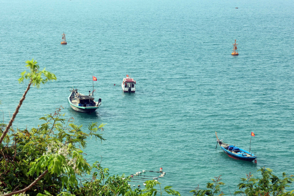 Рыбаки острова Чам используют небольшие лодки для добычи морепродуктов (Фото: ВИА)