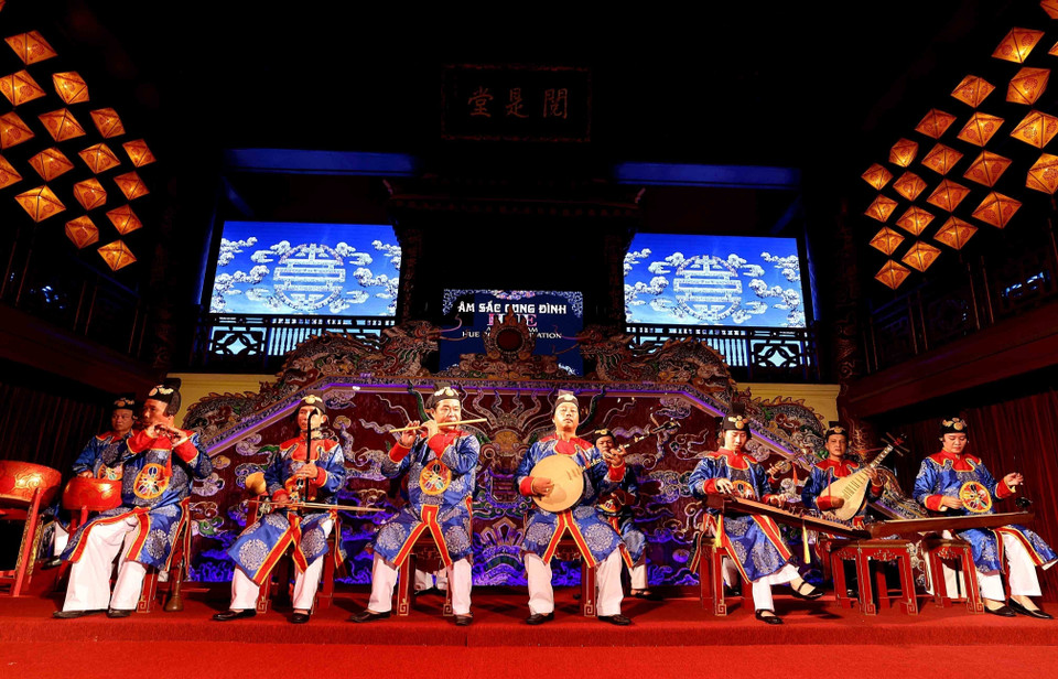 Императорская придворная музыка Хюэ — изысканная форма академического искусства, символ придворной музыкальной культуры, была признана ЮНЕСКО Шедевром устного и нематериального наследия человечества, а также стала нематериальным культурным наследием древней столицы (Фото: ВИА)