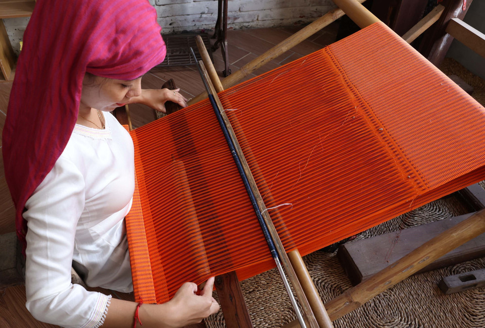 Ключевая задача сегодня для сохранения и продолжения традиционной техники ткачества заключается в том, чтобы жители деревни Мингьеп сосредоточили усилия на сохранении культурных особенностей в изделиях, передаче секретов мастерства и одновременном создании новых продуктов, отвечающих потребностям рынка (Фото: ВИА)