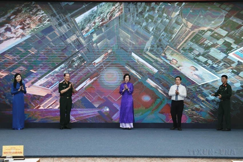 От простого предоставления новостей и фотографий для СМИ ВИА развилось в современный медиахолдинг, включающий все виды журналистики и присутствующий на различных платформах. На фото: генедиректор Ву Вьет Чанг и генерал-полковник Бе Суан Чыонг, председатель Ассоциации ветеранов Вьетнама, вместе с делегатами участвуют в церемонии открытия онлайн-спецпроекта и фотовыставки «70 лет Победы в Дьенбьенфу» (19 апреля 2024 г.) (Фото: ВИА)