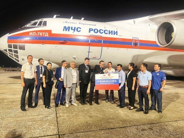 Специальный рейс МЧС России с 35 тоннами гуманитарной помощи для поддержки населения Вьетнама в преодолении последствий тайфуна №3 (Яги) прибыл в международный аэропорт Нойбай (Ханой) вечером 20 сентября 2024 года