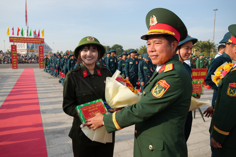 Вручение подарков и слов поддержки молодёжи провинции Кханьхоа, отправляющейся на военную службу (Фото: ВИА)