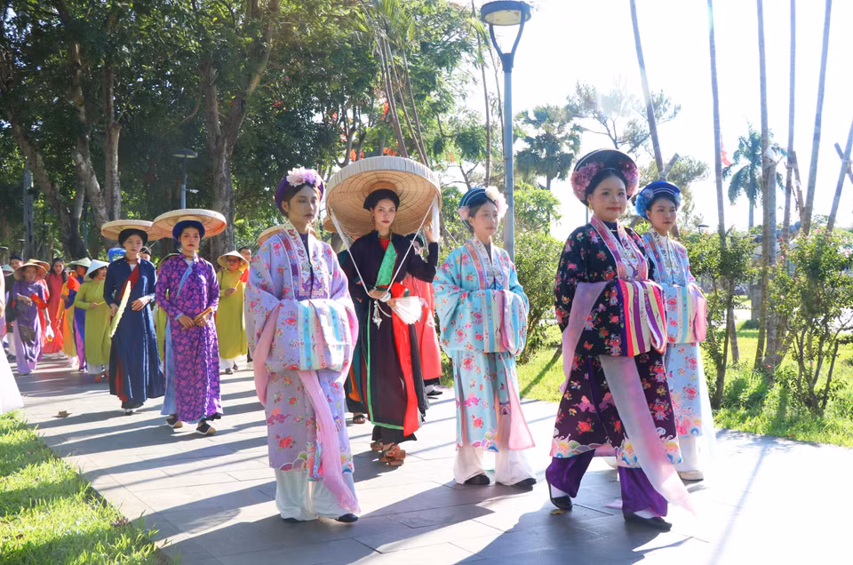 Участники шествия продемонстрировали красоту и культурную утончённость через традиционный вьетнамский наряд — аозай (Фото: ВИА)