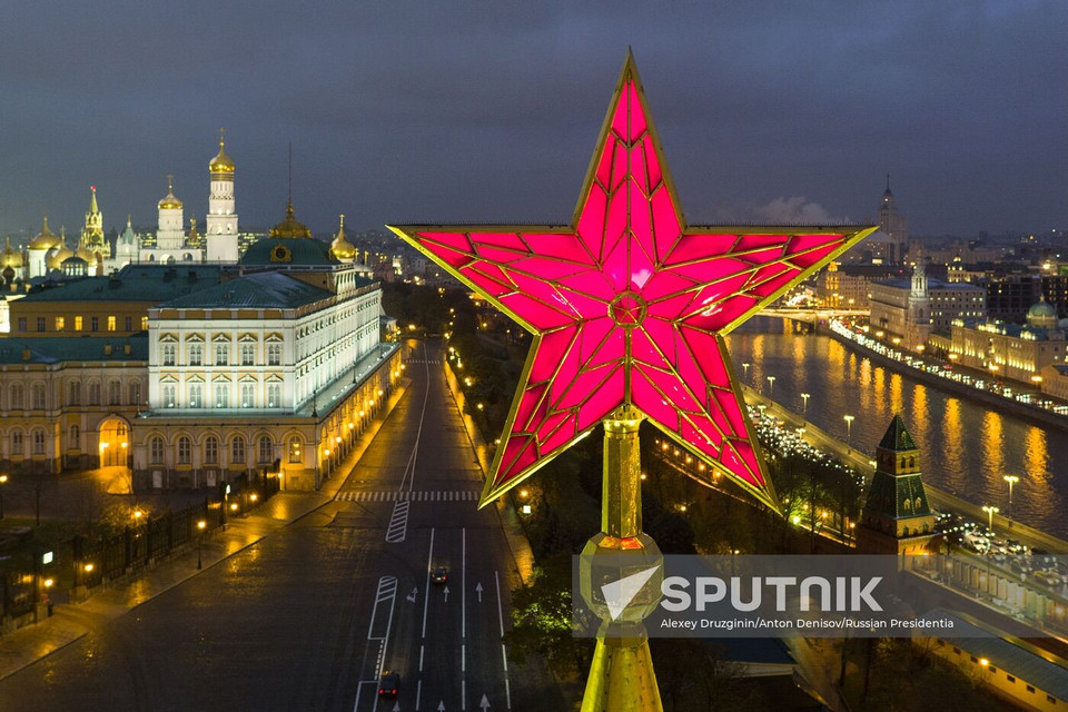 Звезда на Водовзводной башне Московского Кремля. На фоне — Большой Кремлёвский дворец (Фото: Спутник)