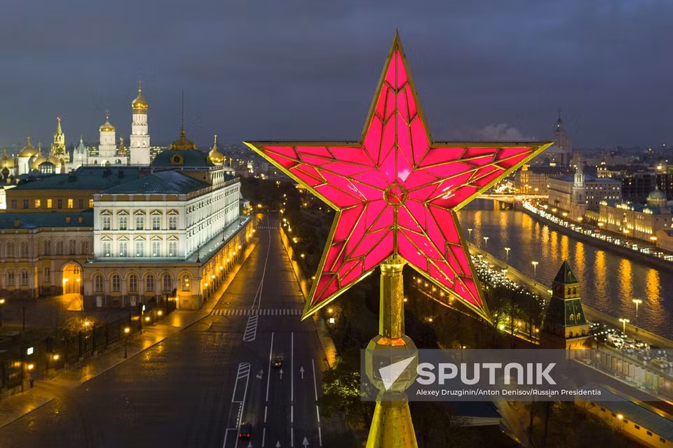 Звезда на Водовзводной башне Московского Кремля. На фоне — Большой Кремлёвский дворец (Фото: Спутник)