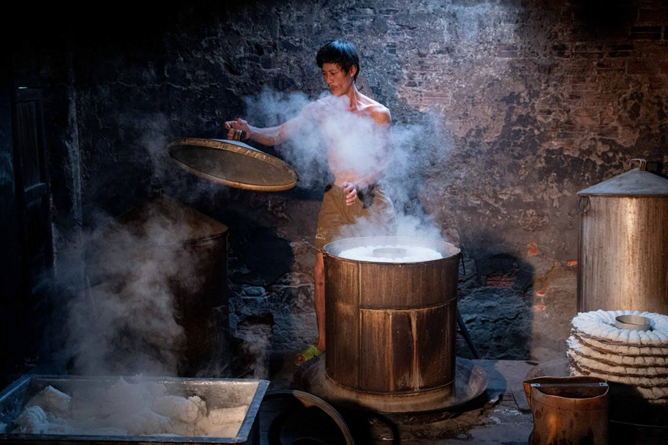 Процесс пропаривания баньхой в печи (Фото: ВИА)