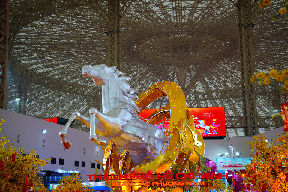 Образ лошади — символ празднования Тэта Бинь Нго (Лунный Новый год) - у главного входа на Весеннюю ярмарку 2026 года (Фото: Ты Бить Нгок)